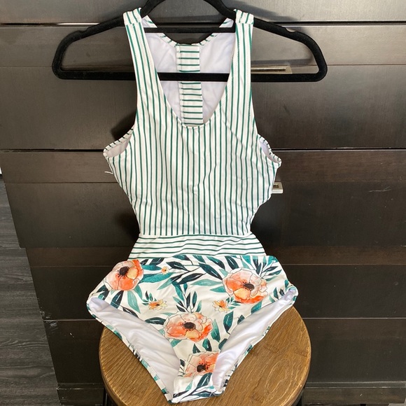 Cupshe bathing suit. - Picture 1 of 5